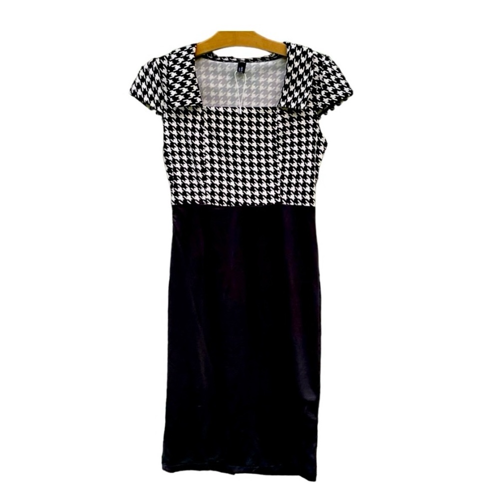 NWOT Black And White Houndstooth Dress. Stretchy Bidycon Fit Mid Length. Medium